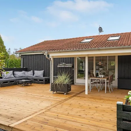 Almen - 400m From The Sea By Interhome Hals